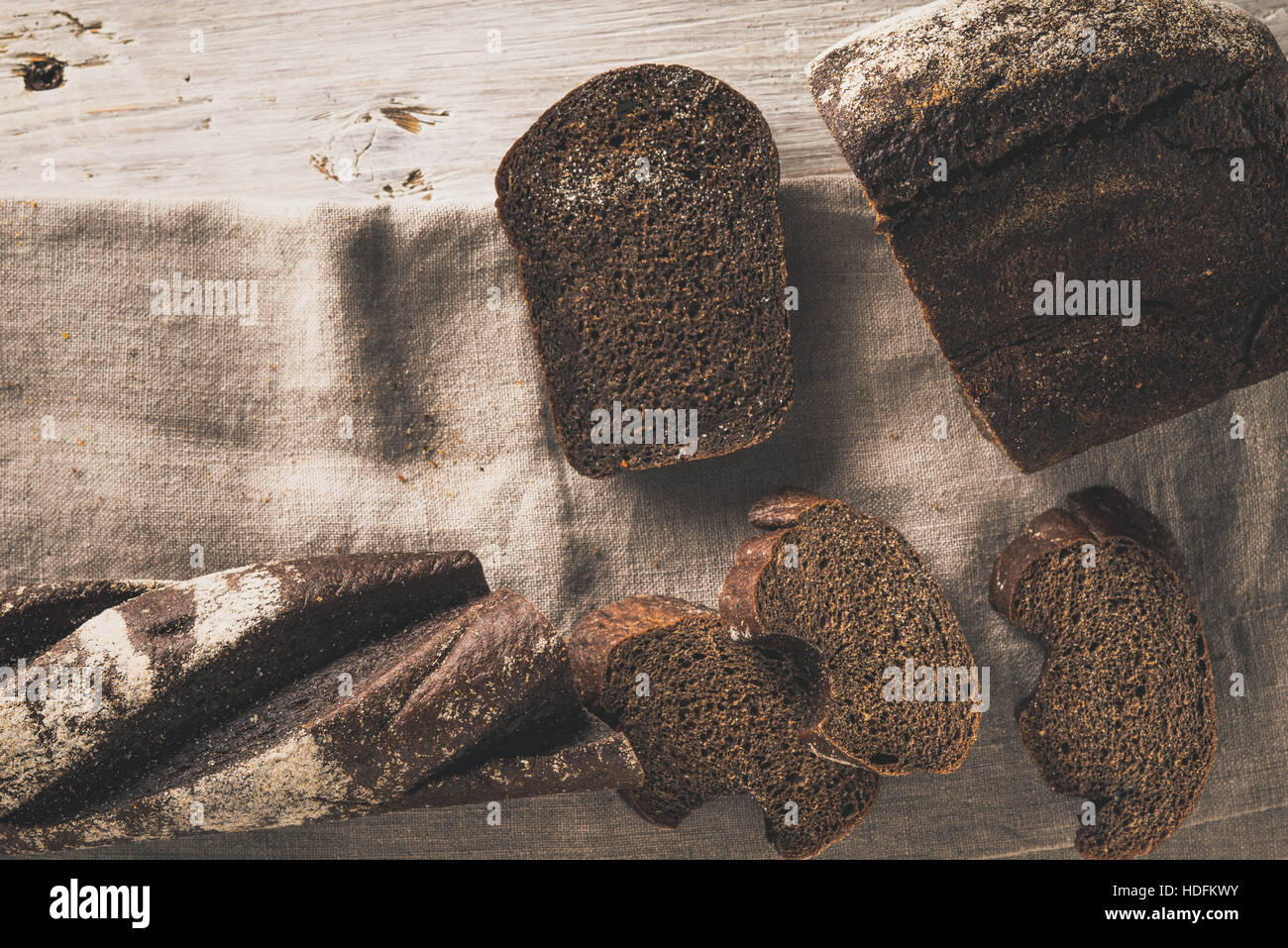 Schnittbrot auf der Serviette auf die hölzernen Tischplatte-Ansicht Stockfoto