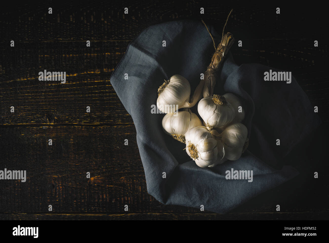 Reihe von Knoblauch mit Serviette auf dem Holztisch horizontale Stockfoto