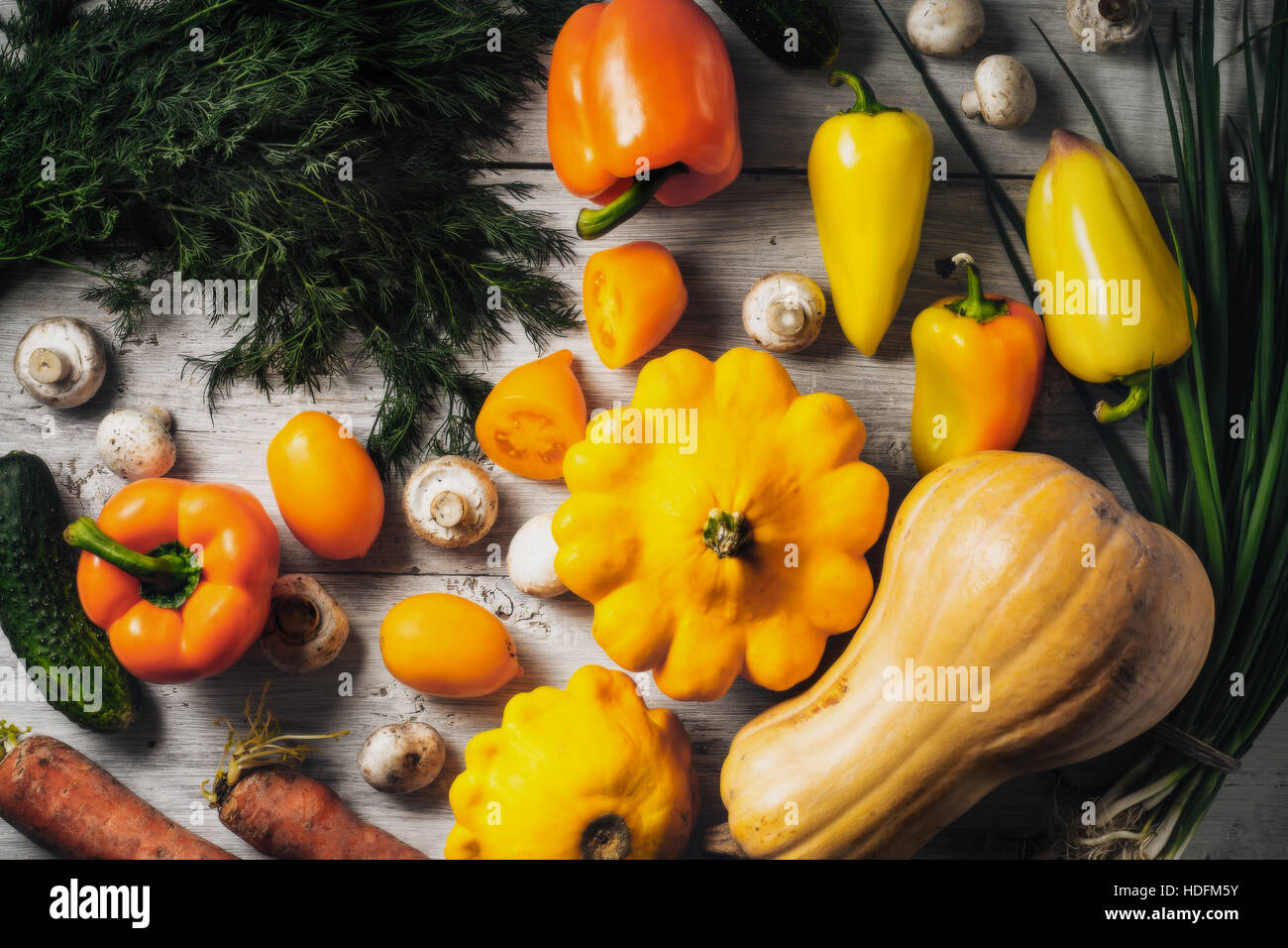 Gelbe und grüne Gemüse auf dem horizontalen weißen Holztisch Stockfoto