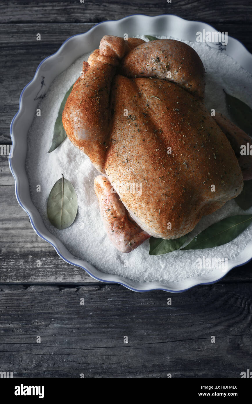 Rohe Erntedankfest Türkei mit Gewürzen auf die Auflaufform mit Salz und Lorbeerblatt vertikale Stockfoto