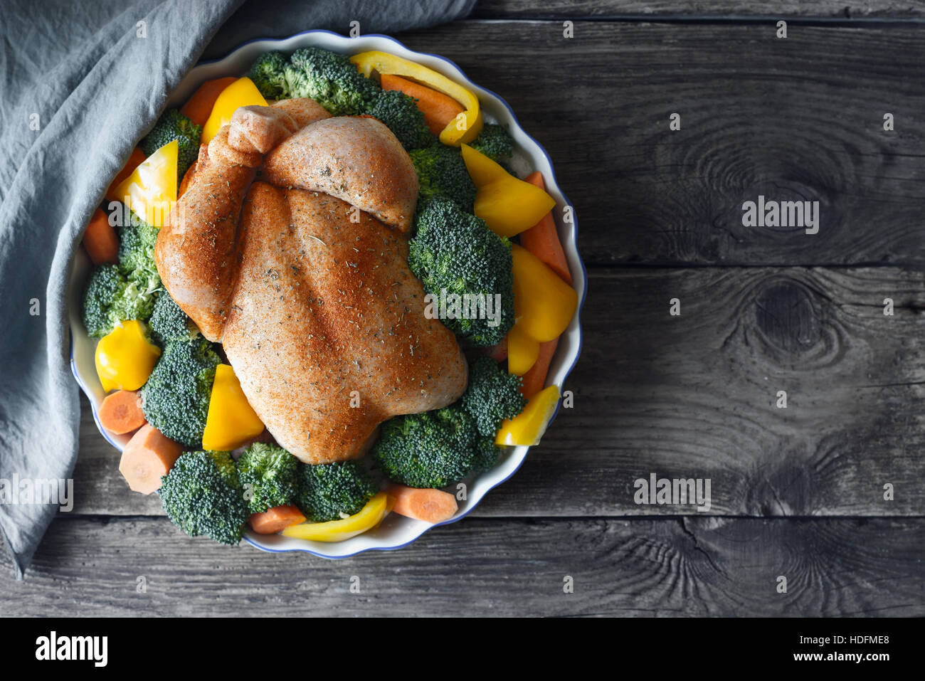 Thanksgiving-Truthahn mit Gewürzen und Gemüse auf der hölzernen Tischplatte-Ansicht Stockfoto