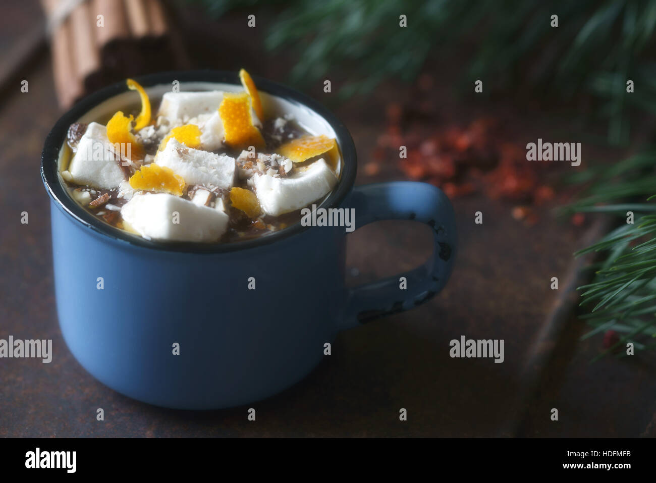 Heiße Schokolade mit Orange und Marshmallows auf dem braunen Hintergrund horizontale Stockfoto