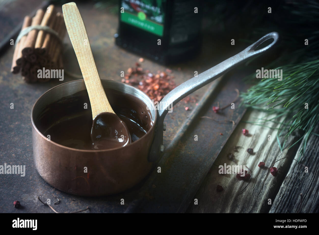 Heiße Schokolade Vorbereitung auf dem Metall Hintergrund horizontale Stockfoto