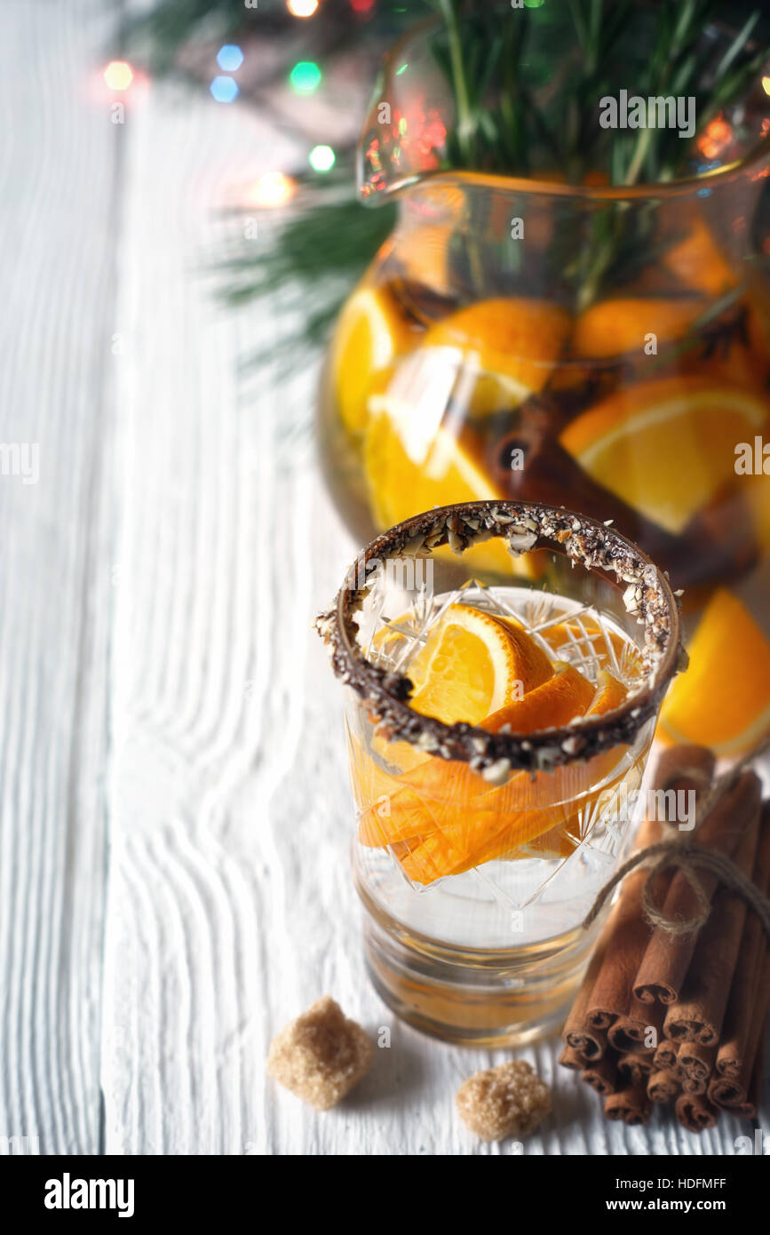 Citrus Cocktail in das dekorierte Glas auf dem vertikalen weißen Holztisch Stockfoto