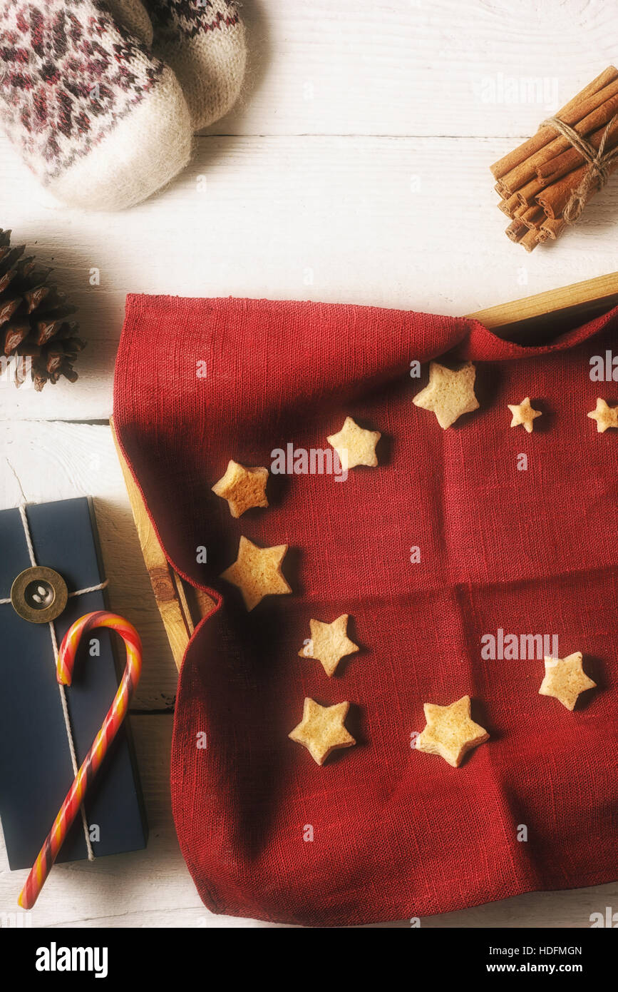 Weihnachtsgebäck auf die rote Serviette in das Fach mit verschiedenen Accessoires vertikale Stockfoto