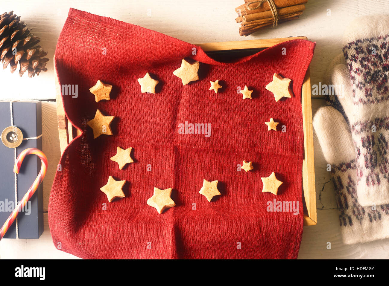 Weihnachtsgebäck auf die rote Serviette in das Fach mit verschiedenen Accessoires Draufsicht Stockfoto