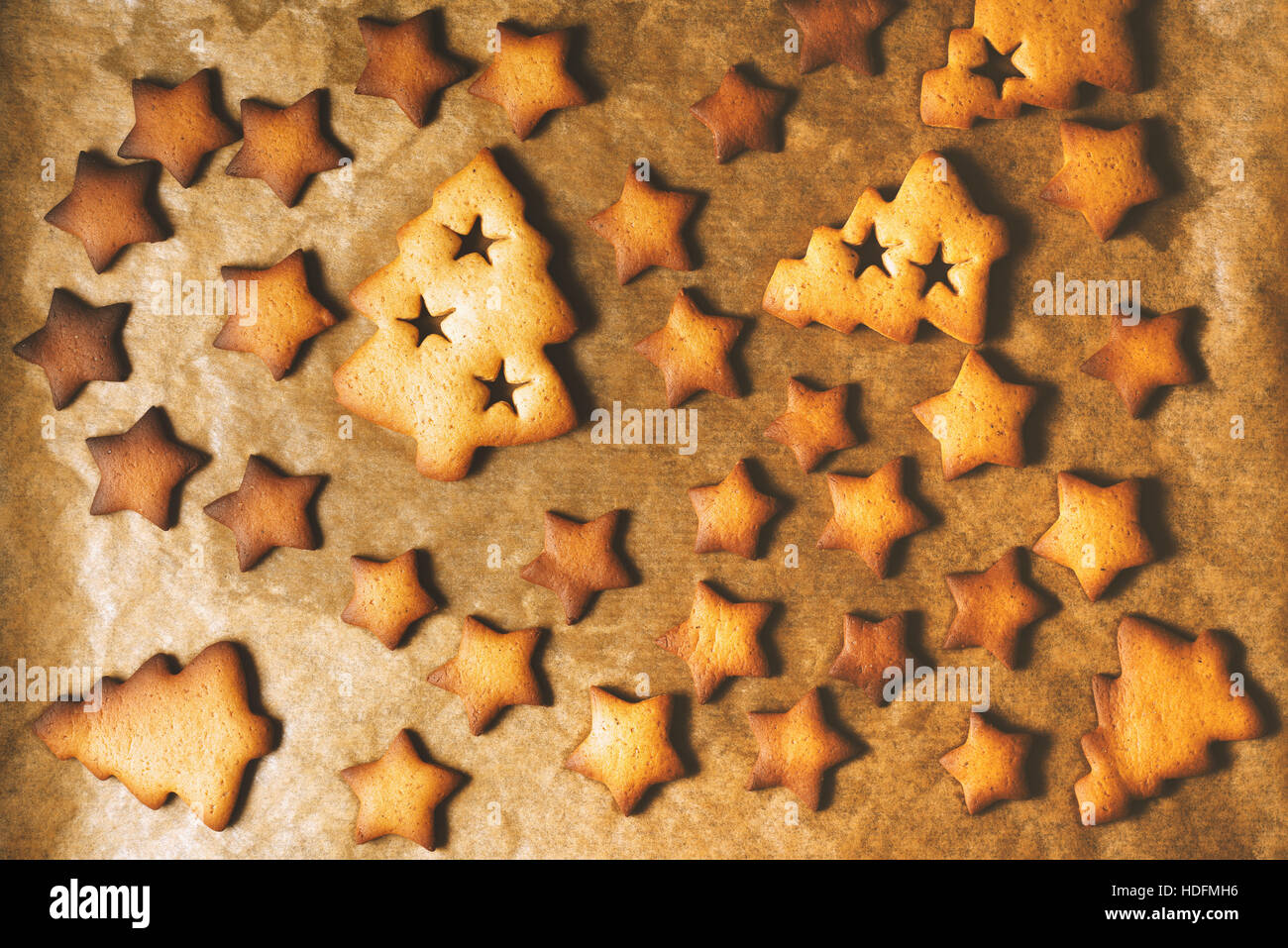 Weihnachtsgebäck auf Pergament oben anzeigen Stockfoto