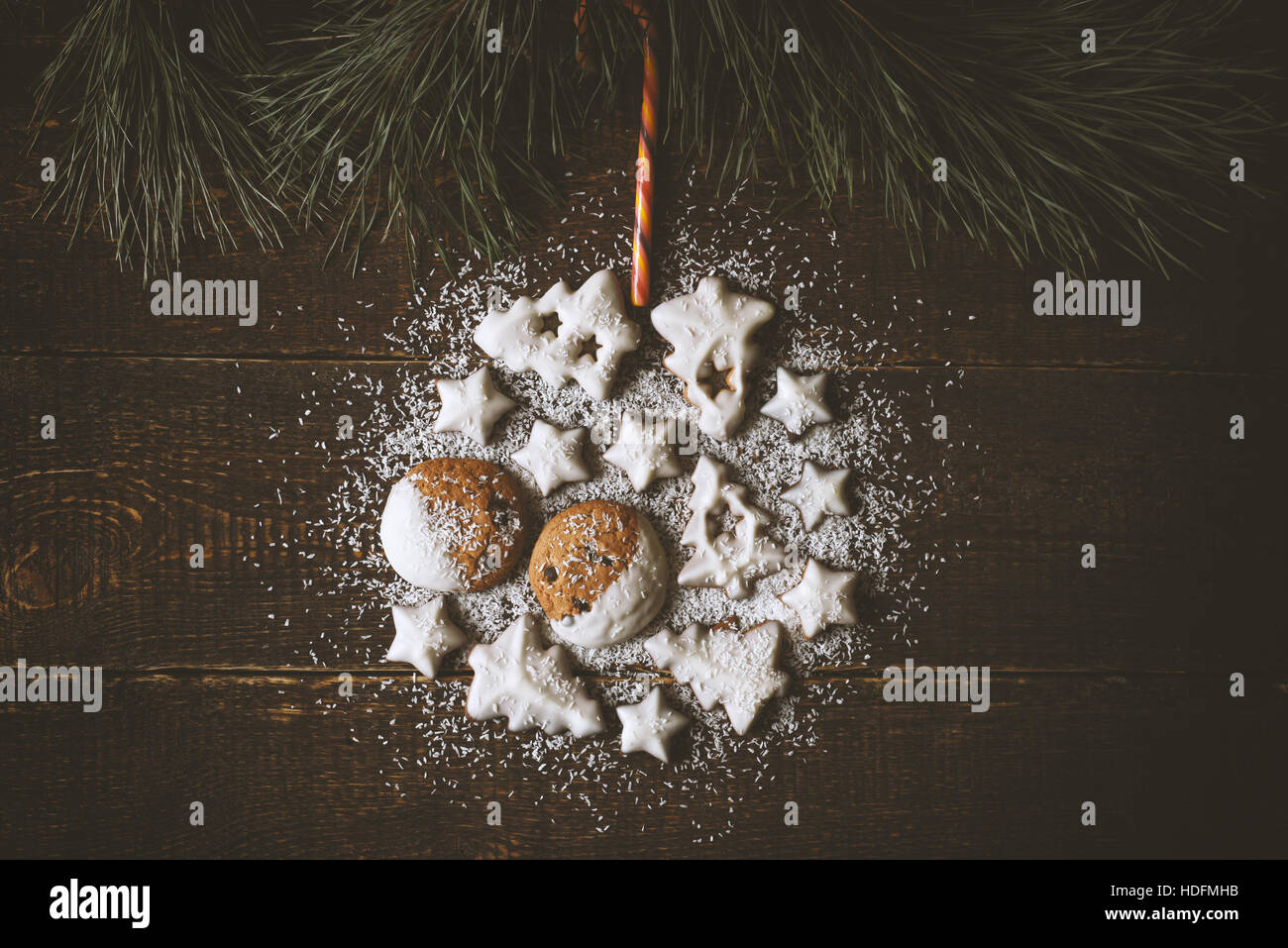 Weihnachtskugel von Cookies auf dem hölzernen Hintergrund gemacht Stockfoto