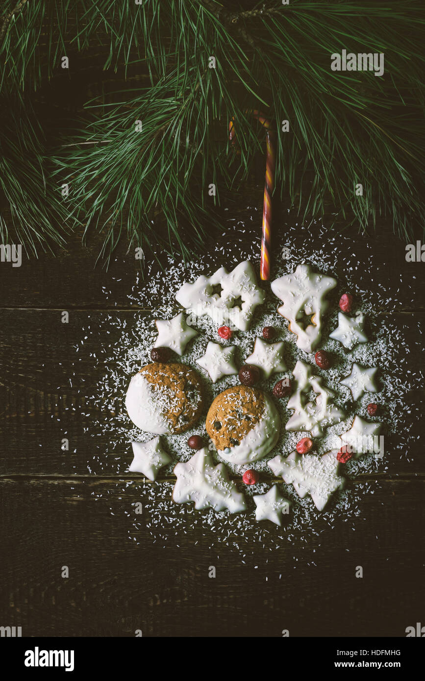 Weihnachtskugel von Cookies auf dem hölzernen Hintergrund vertikale gemacht Stockfoto