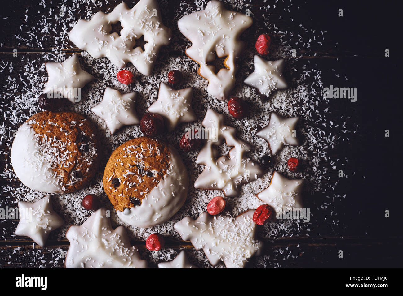 Weihnachtskugel von Cookies und Beeren auf dem hölzernen Hintergrund gemacht Stockfoto