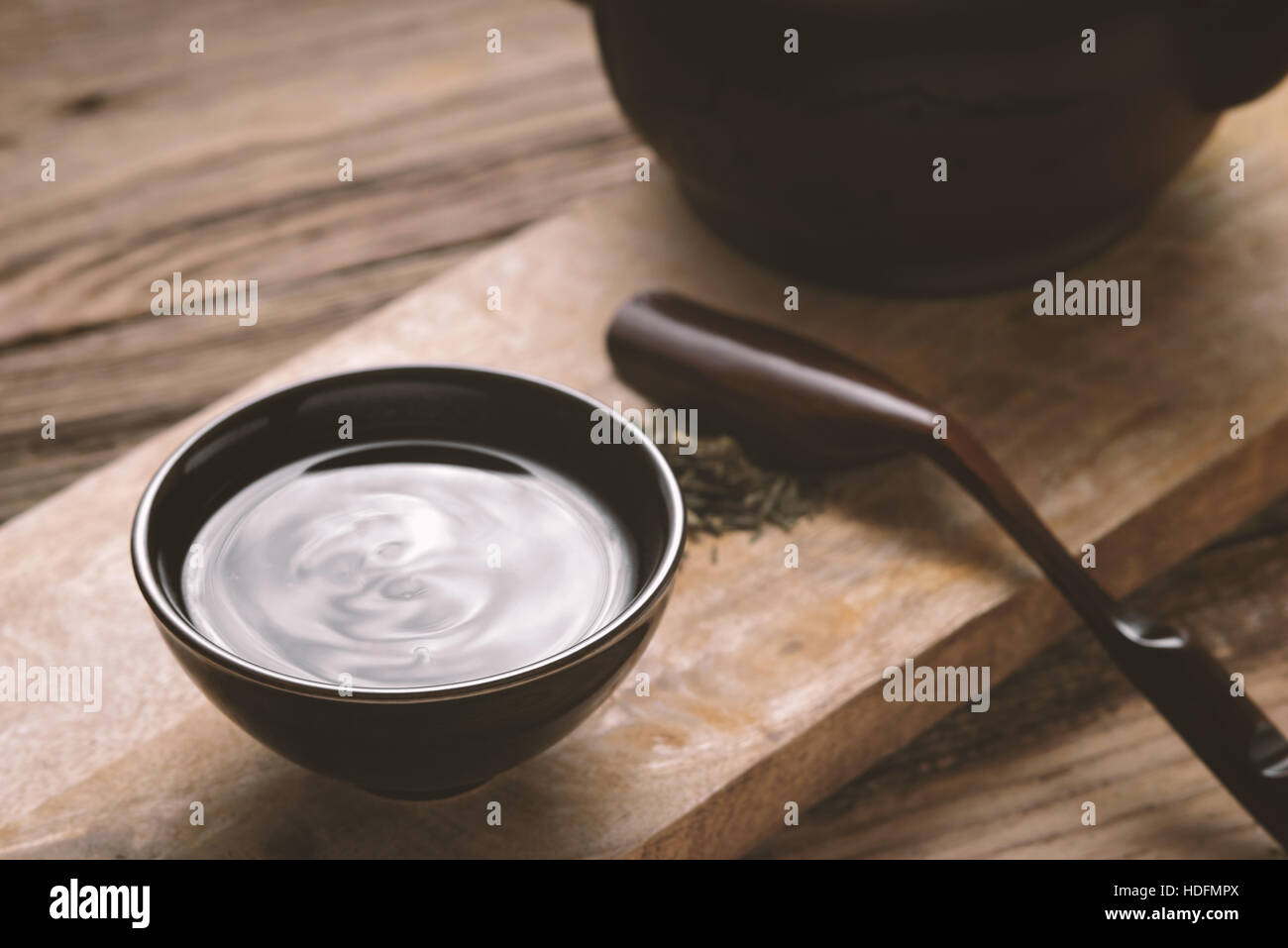 Chinesische Schale mit Tee auf dem Holztisch horizontale Stockfoto