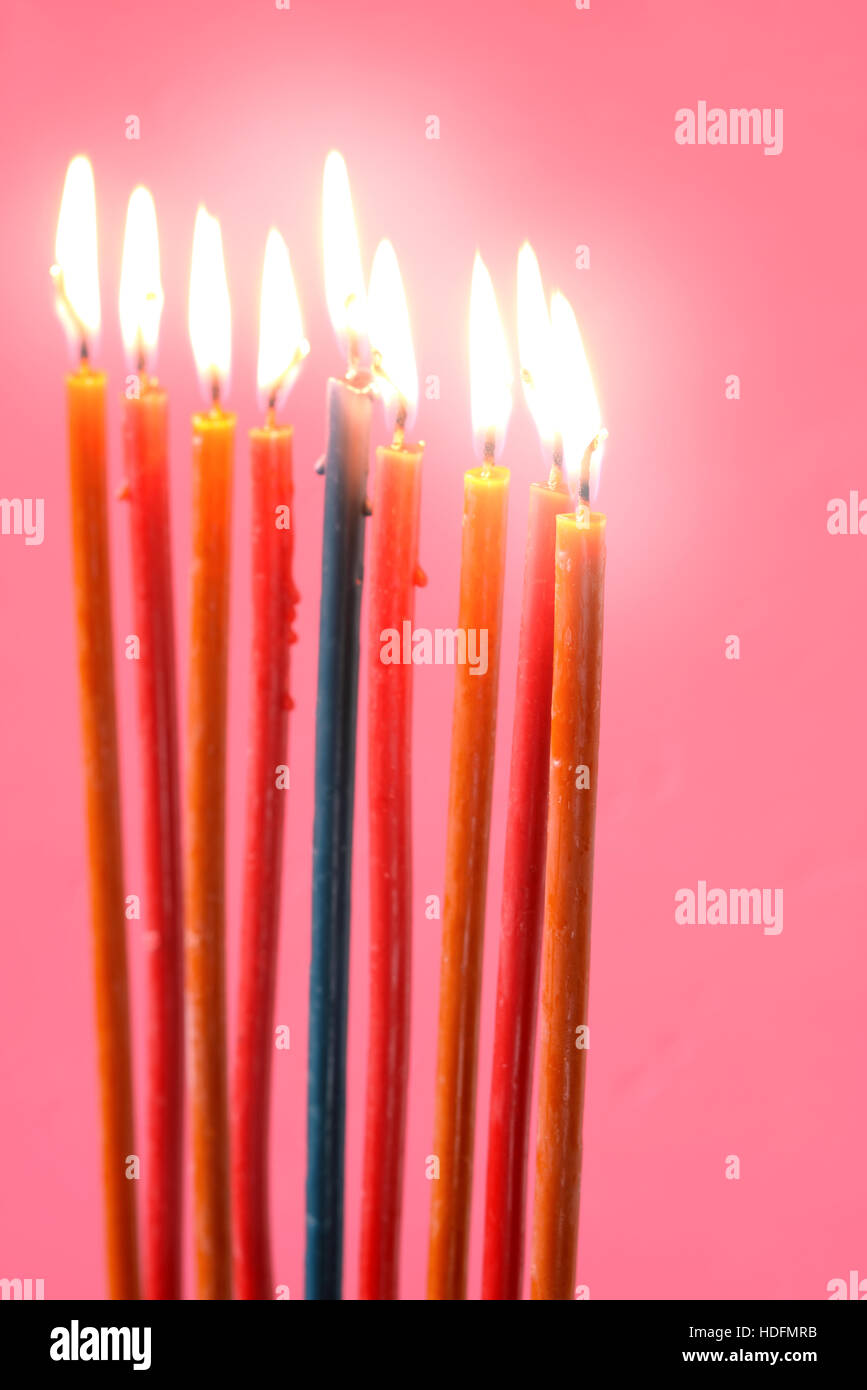 Brennende Kerzen auf dem rosa Hintergrund vertikale Chanukka Stockfoto