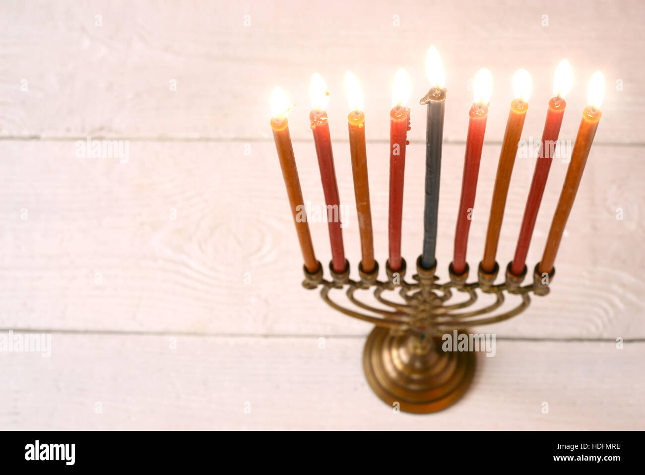 Hanukkah Menorah mit brennenden Kerzen auf dem horizontalen weißen Holztisch Stockfoto