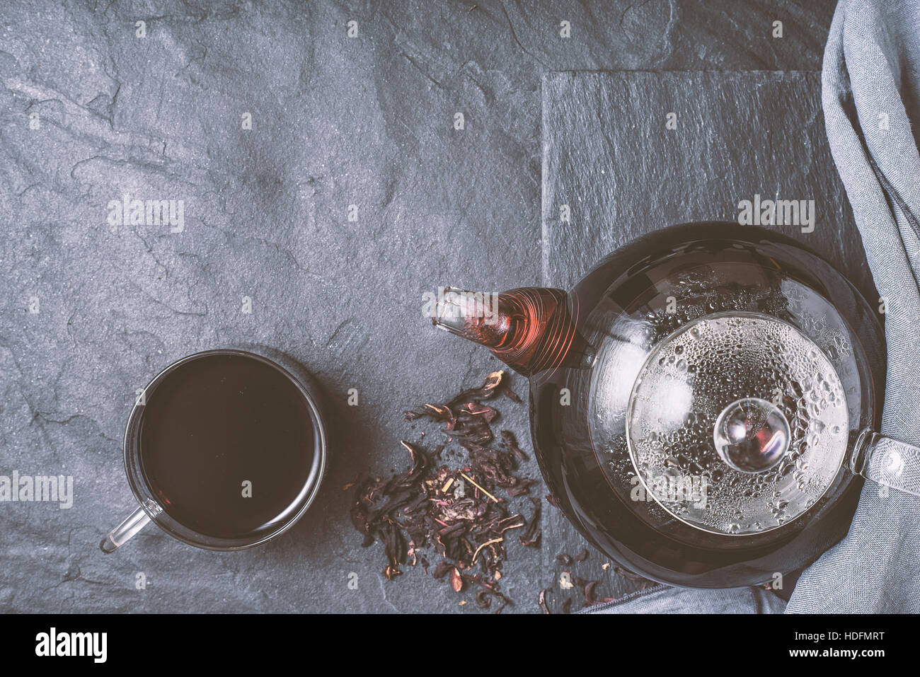 Teekanne mit Tasse Tee auf dem Stein Hintergrund Draufsicht Stockfoto