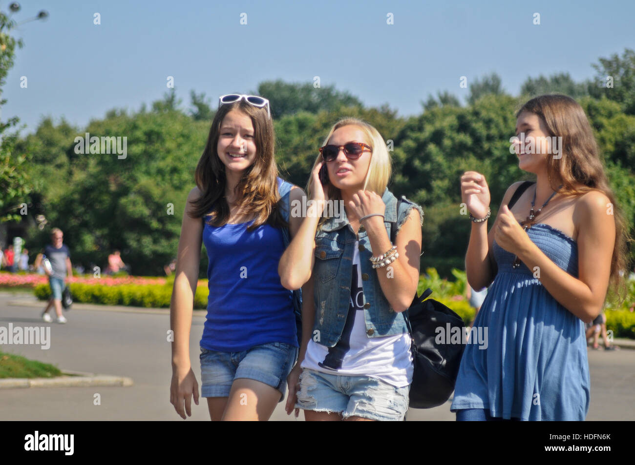 Russische Teenager Spaß im Gorki Park, Moskau Stockfoto