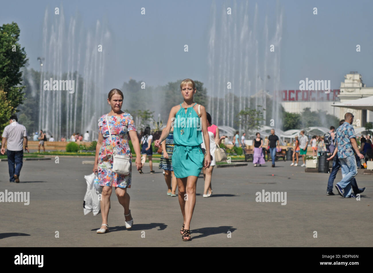 Russische Mutter und Tochter zu Fuß im Gorki-Park, Moskau Stockfoto