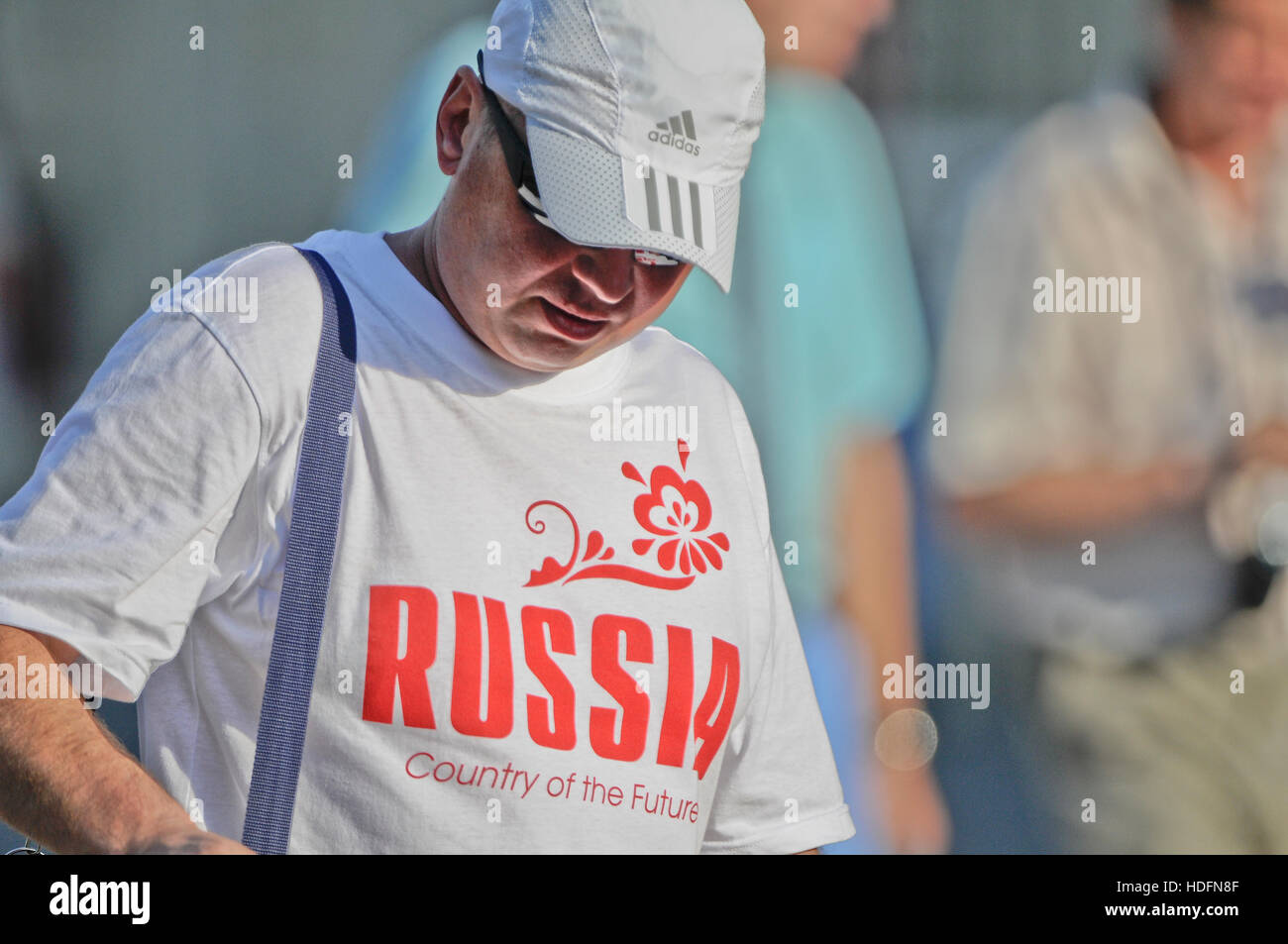 Russische Sportfan trägt ein T-shirt mit der Legende "Russland: Land der Zukunft" Stockfoto
