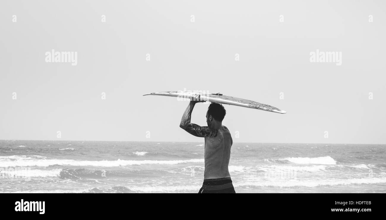 Mann Strand Sommer Urlaub Urlaub Surfen Konzept Stockfoto