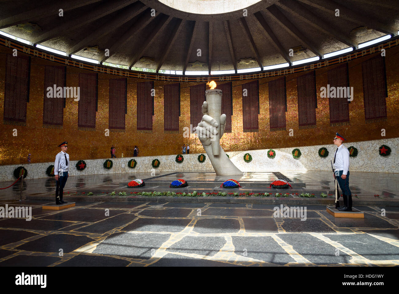 Volgograd, Russland - 31. August 2016: Halle der militärischen Ruhm. In der Mitte der Halle ist Skulptur von Hand mit Fackel mit dem ewigen Feuer. Ewiges Feuer ist guar Stockfoto