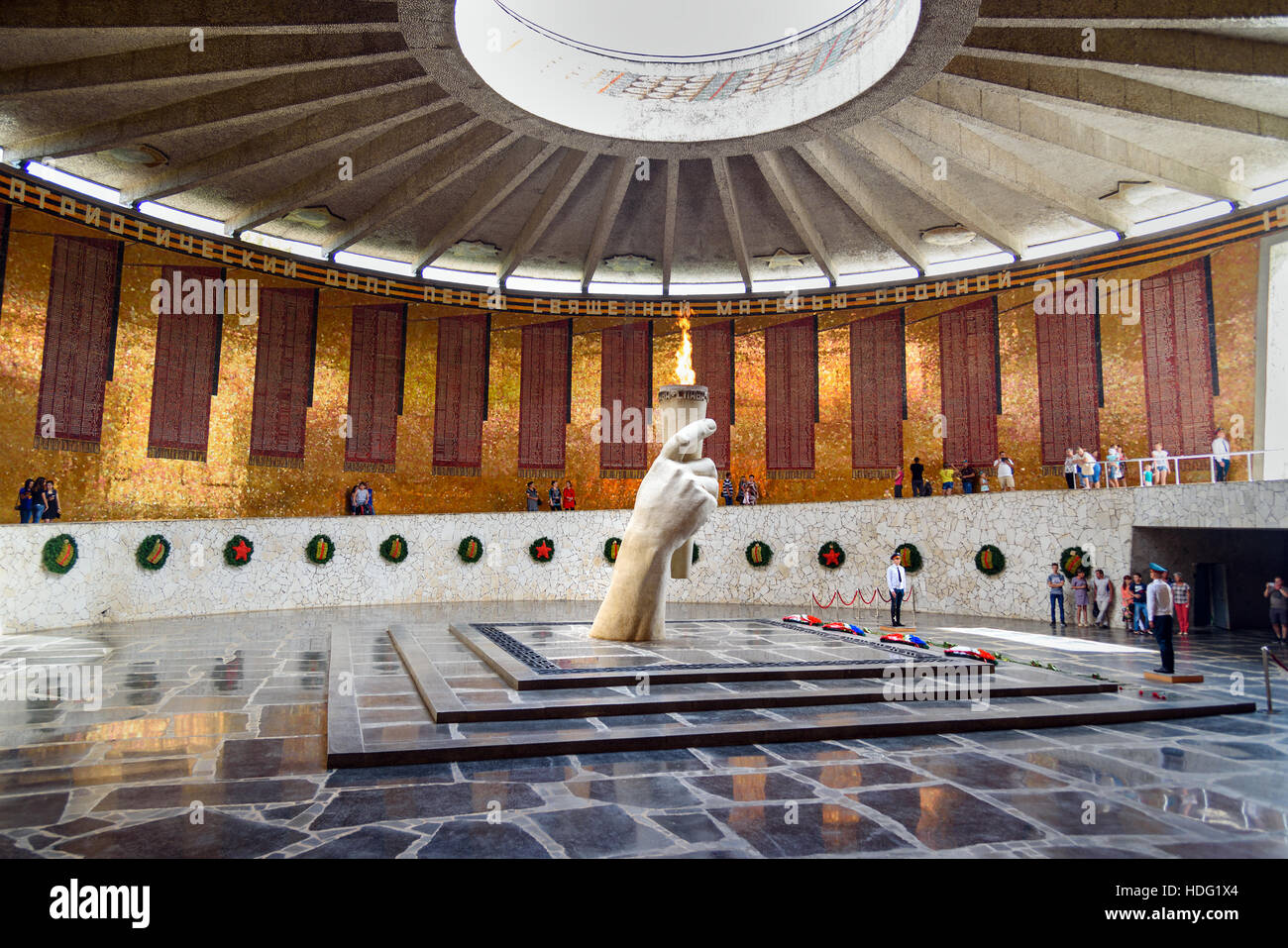 Volgograd, Russland - 31. August 2016: Halle der militärischen Ruhm. In der Mitte der Halle ist Skulptur von Hand mit Fackel mit dem ewigen Feuer. Ewiges Feuer ist guar Stockfoto