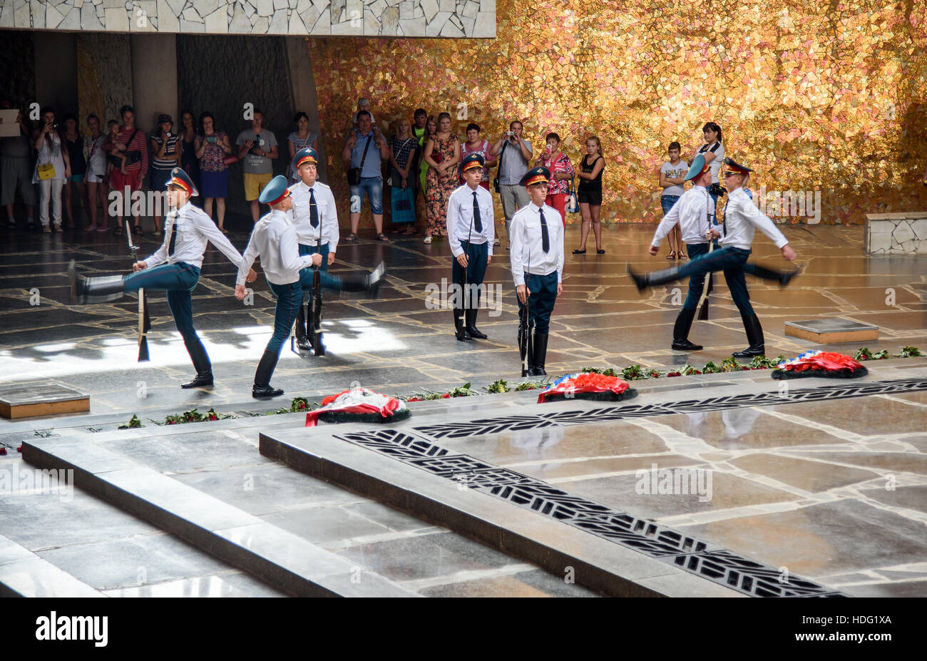 Volgograd, Russland - 31. August 2016: Änderung der Soldaten Wache in der Halle der militärischen Ruhm. In der Mitte der Halle ist Skulptur von Hand mit Fackel mit Eterna Stockfoto