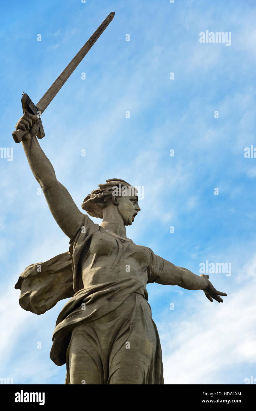 Volgograd, Russland - 31. August 2016: Motherland Anrufe Denkmal. Memorial Komplex Mamajew Kurgan. Gesamthöhe der Skulptur zusammen mit Schwert-85 erfüllt Stockfoto