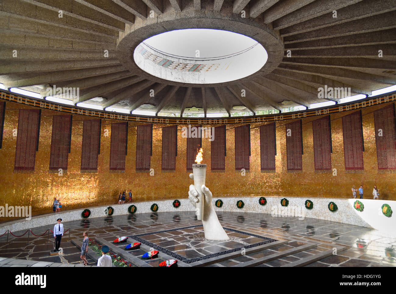 Volgograd, Russland - 31. August 2016: Halle der militärischen Ruhm. In der Mitte der Halle ist Skulptur von Hand mit Fackel mit dem ewigen Feuer. Ewiges Feuer ist guar Stockfoto