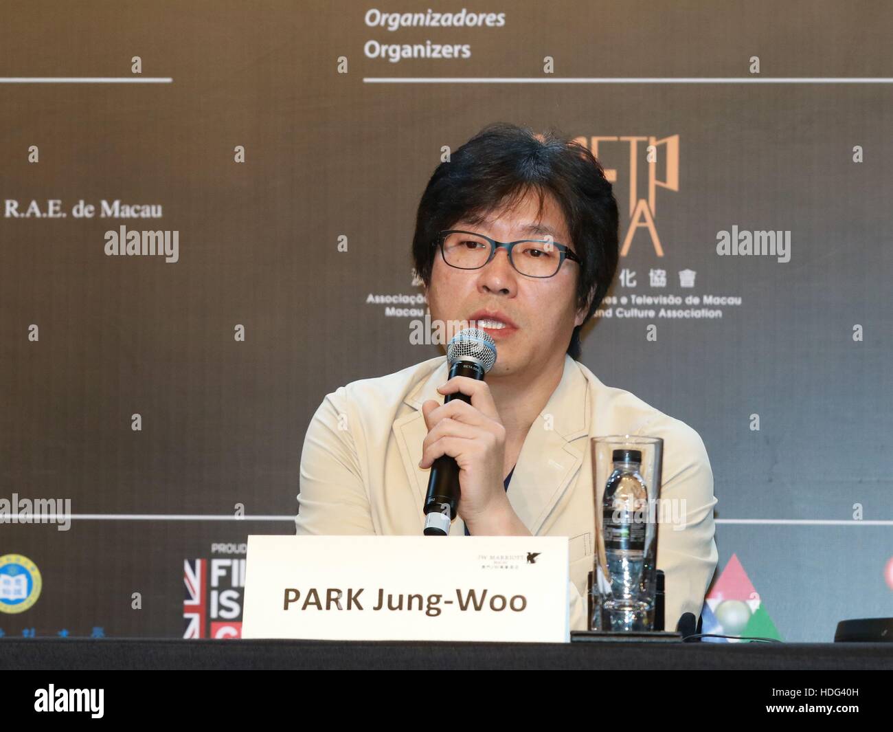 Macao, China. 11. Dezember 2016. Jeong-woo Park, Kim Nam Gil Jung Jin-Young und Mun Jeong-hie fördert für ihren neuen Film Pandora in Macao, China am 11. Dezember 2016. © TopPhoto/Alamy Live-Nachrichten Stockfoto