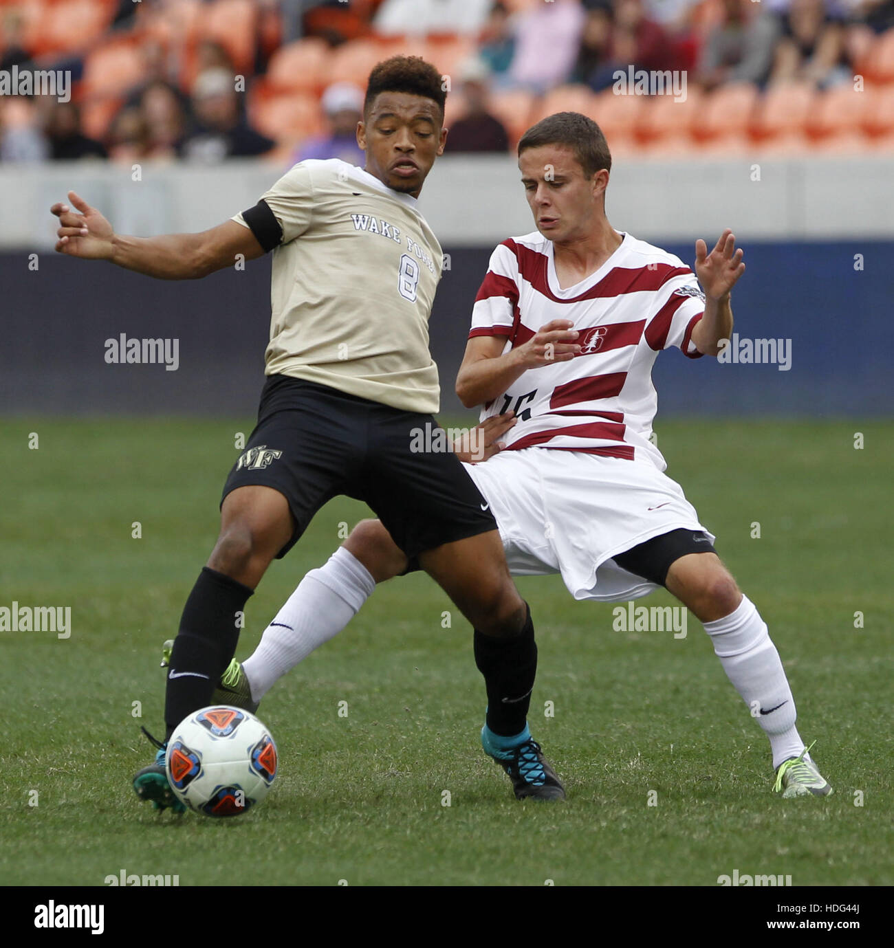 Houston, USA. 11. Dezember 2016. Stanfords Adam Mosharrafa (R) wetteifert mit Wake Forest Jacori Hayes während das Finale der NCAA Männer Fußball-Meisterschaft in Houston, USA, 11. Dezember 2016. Stanford gewann den Titel mit einem 5: 4-Sieg nach einem 0: 0 Unentschieden. Bildnachweis: Song Qiong/Xinhua/Alamy Live-Nachrichten Stockfoto