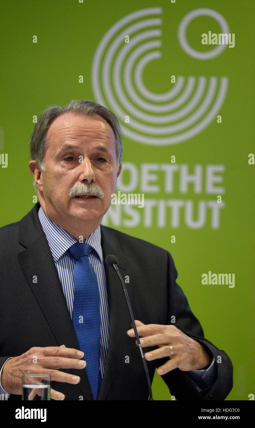 Berlin, Deutschland. 12. Dezember 2016. Klaus-Dieter Lehmann, Präsident des Goethe-Instituts spricht bei der Jahrespressekonferenz in Berlin, Deutschland, 12. Dezember 2016. Foto: Rainer Jensen/Dpa/Alamy Live-Nachrichten Stockfoto