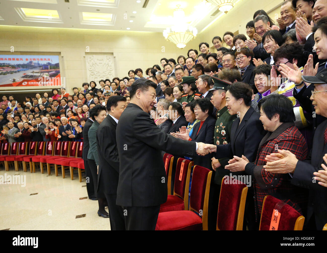 (161212)--Peking, 12. Dezember 2016 (Xinhua)--Top kommunistische Partei von China (CPC) und Staatsoberhäupter Xi Jinping und Liu Yunshan Treffen mit Teilnehmern auf einer Konferenz Modellfamilien landesweit in Peking, Hauptstadt von China, 12. Dezember 2016 zu Ehren.  (Xinhua/Ma Zhancheng) (Zhs) Stockfoto