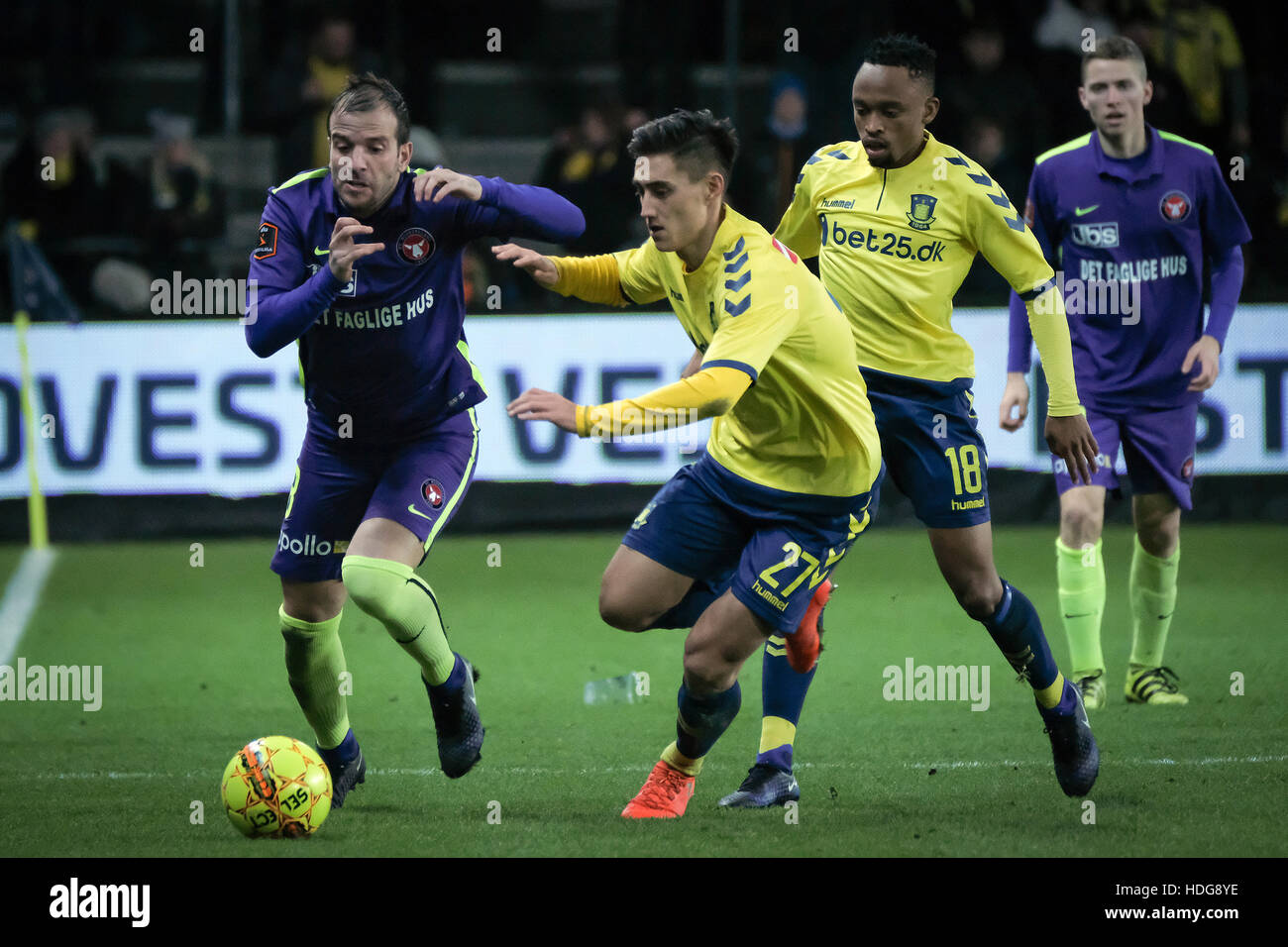 Kopenhagen, Dänemark. 11. Dezember 2016.  Fußballspieler Rafael van der Vaart FC Midtjylland ist gegen Svenn Crone (27) von Brøndby während der ALKA Superliga-Partie zwischen Brøndby IF und FC Midtjylland im Brøndby Stadion. Bildnachweis: Kim M. Leland/Alamy Live-Nachrichten Stockfoto