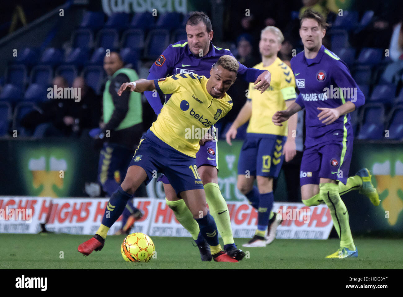 Kopenhagen, Dänemark. 11. Dezember 2016.  Deutscher Fußballspieler Hany Mukhtar (10) von Brøndby IF ist geprägt von Rafael van der Vaart während der ALKA Superliga-Partie zwischen Brøndby IF und FC Midtjylland im Brøndby Stadion. Bildnachweis: Kim M. Leland/Alamy Live-Nachrichten Stockfoto