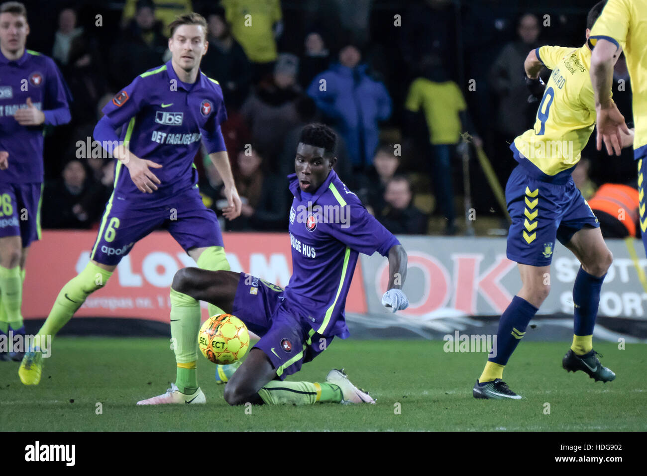 Kopenhagen, Dänemark. 11. Dezember 2016.  Fußballer Paul Onuachu FC Midtjylland in Aktion während des Spiels ALKA Superliga zwischen Brøndby IF und FC Midtjylland im Brøndby Stadion gesehen. Bildnachweis: Kim M. Leland/Alamy Live-Nachrichten Stockfoto