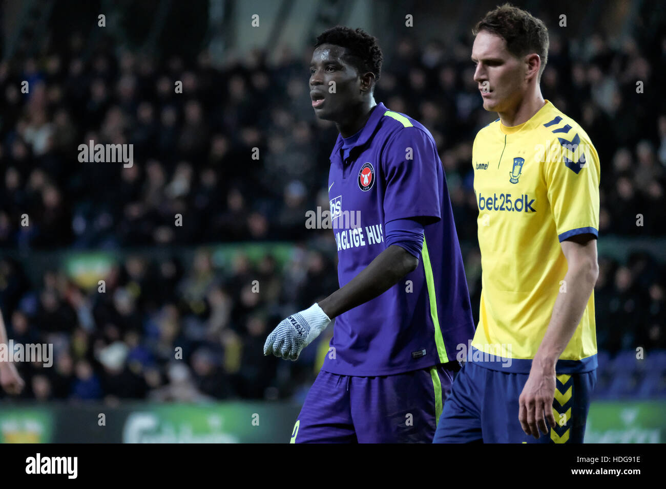 Kopenhagen, Dänemark. 11. Dezember 2016.  Fußballer Paul Onuachu (L) von FC Midtjylland zeichnet sich durch Benedikt Röcker (R) während der ALKA Superliga-Partie zwischen Brøndby IF und FC Midtjylland im Brøndby Stadion. Bildnachweis: Kim M. Leland/Alamy Live-Nachrichten Stockfoto