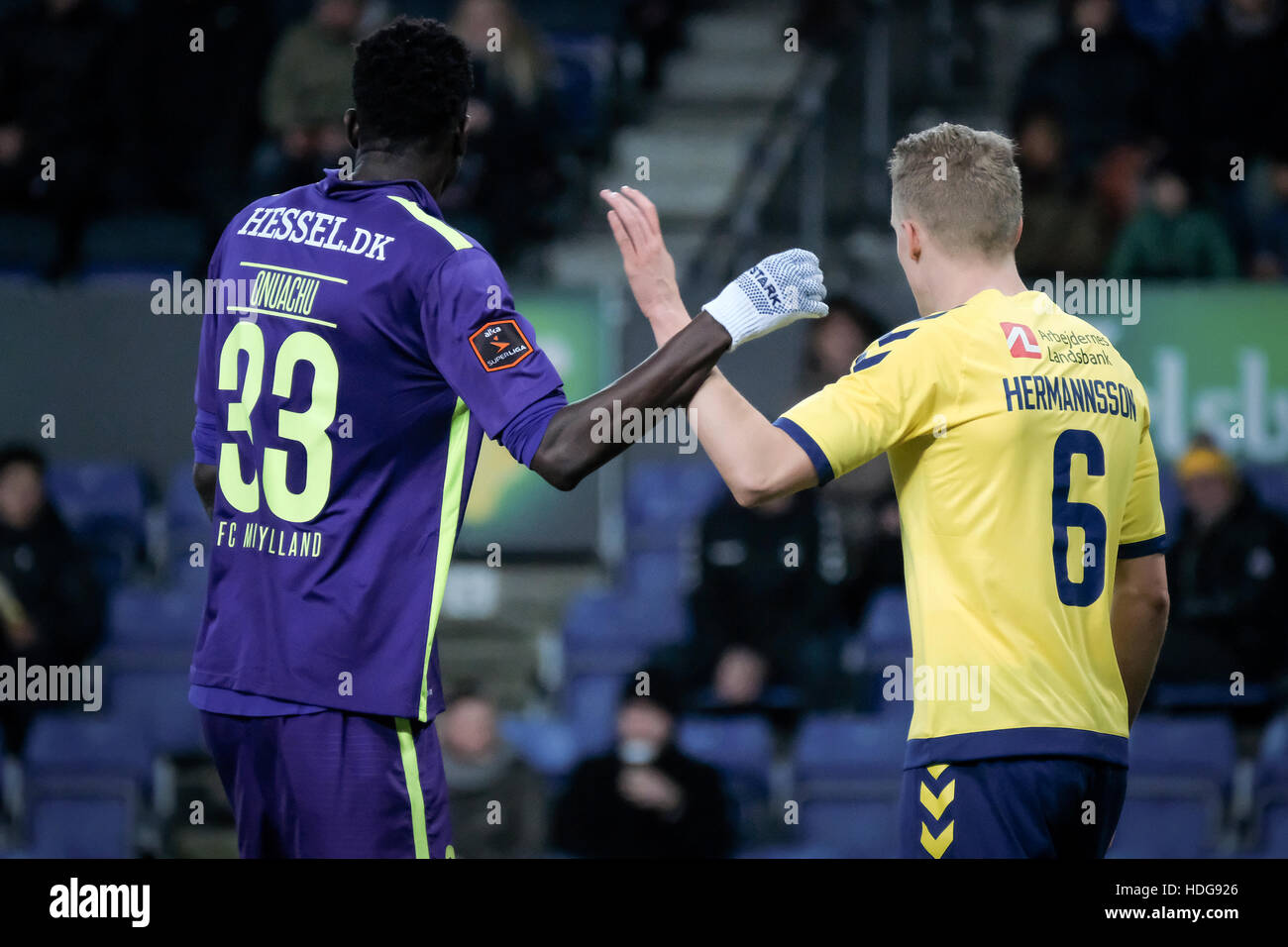 Kopenhagen, Dänemark. 11. Dezember 2016.  Fußballer Paul Onuachu (33) FC Midtjylland zeichnet sich durch Hjörtur Hermannsson (6) während des Spiels ALKA Superliga zwischen Brøndby IF und FC Midtjylland im Brøndby Stadion. Bildnachweis: Kim M. Leland/Alamy Live-Nachrichten Stockfoto