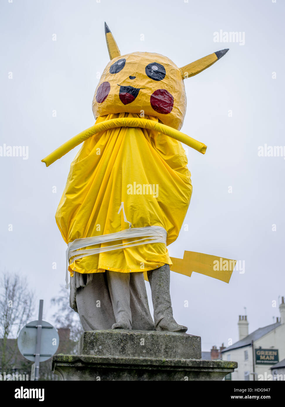 Dunchurch, Warwickshire, England. 12. Dezember 2016. Die Statue von Lord John Scott in dem Dorf Dunchurch wurde in der Verkleidung des Pokemon Charakter Pikachu abgedeckt. Jahrzehntelange Tradition eine geheimnisvolle Gruppe von Dorfbewohnern dress Statue jährlich in der Vorweihnachtszeit. Das Zeichen ausgewählt ist in der Regel jemand, der sich im Jahr gemacht hat; in diesem Fall eine Hommage an die sozialen Phänomene der Pokemon gehen! Bildnachweis: Jamie Gray/Alamy Live-Nachrichten Stockfoto