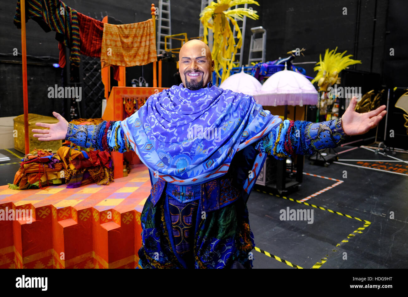 Hamburg Deutschland 1 Dezember 2016 Enrico De Pieri Als Genie Der Aladdin Musikalischen Posen Vor Der Kulisse Im Theater Neue Flora In Hamburg Deutschland 1 Dezember 2016 Die Europa Premiere Des Musicals Wurde