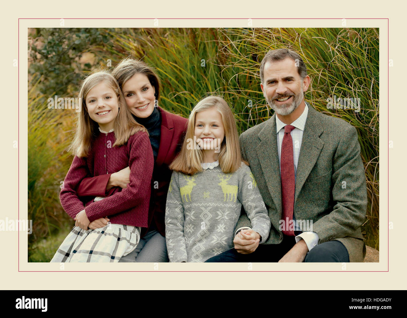 Könige von Spanien Felipe VI und Letizia mit ihren Töchtern, die Prinzessin Leonor und der Infantin Sofia Weihnachten gratulieren.  12. Dezember 2016 Stockfoto