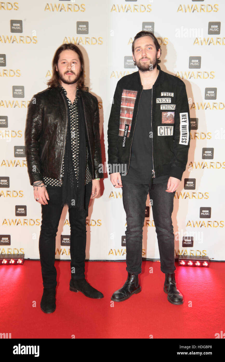 London, UK. 12. Dezember 2016. Max Helyer und Chris Miller, von dir und mir zu sSx Ankunft auf dem roten Teppich von BBC Music awards 2016 in Excel Centre @Paul Quezada-Neiman/Alamy Live News Stockfoto