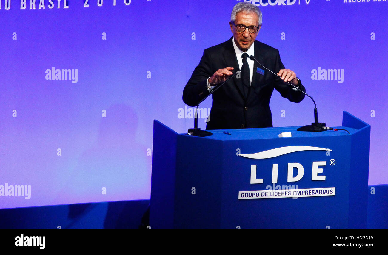 SÃO PAULO, SP - 12.12.2016: PRÊMIO LÍDERES DO BRASIL 2016 - abgebildete Geschäftsmann Abilio Diniz. Es geschah spät am Montag (12) und 2016 Brasilien Leaders Award in der Bandeirantes Palace in Morumbi Gebiet südlich der Stadt, eine Initiative der LIDE (Unternehmer). (Foto: Aloisio Mauricio/Fotoarena) Stockfoto