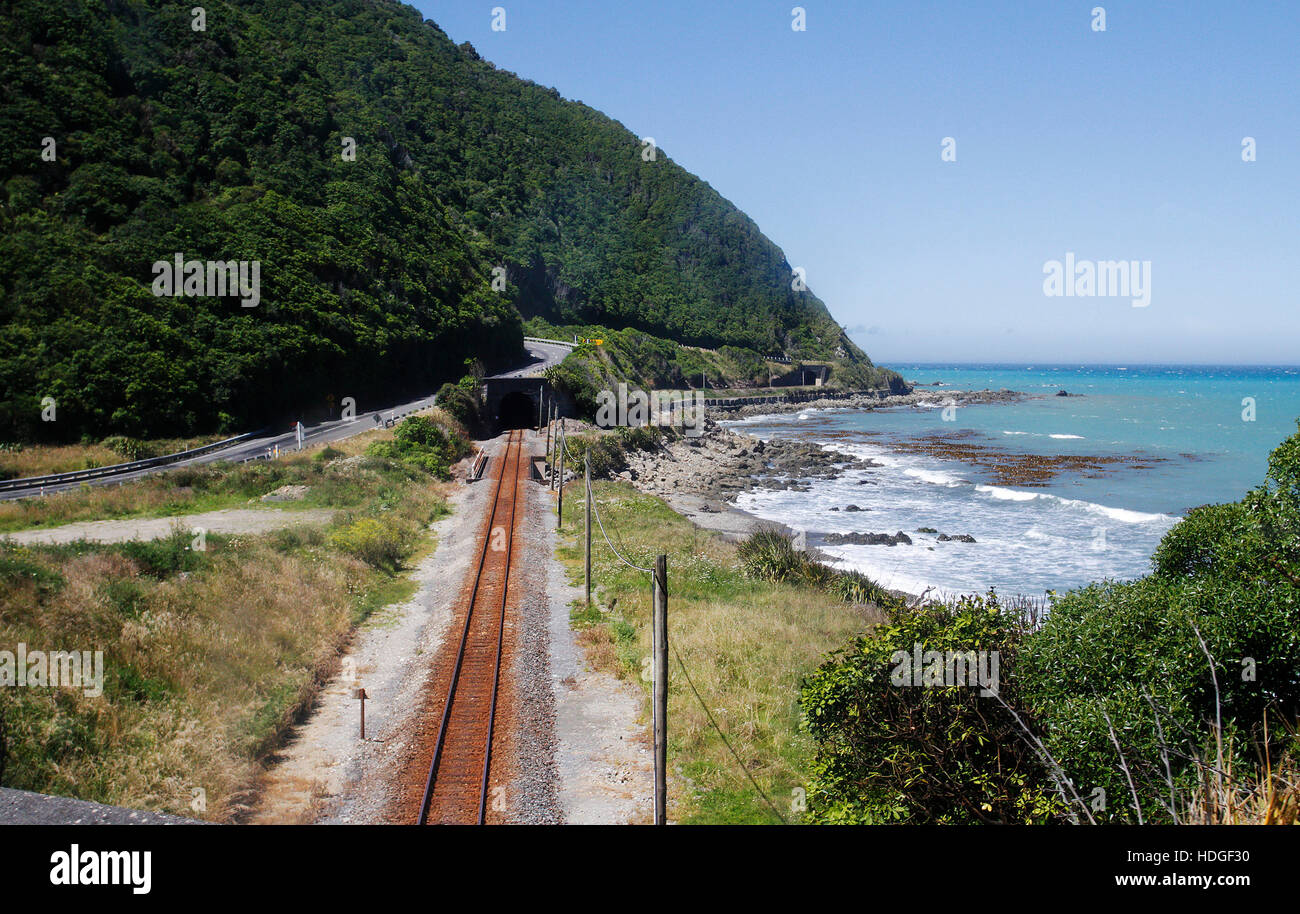 Coastal Pacific Railway Track. Blick von einem Bus Reisen zwischen Picton und Christchurch in Neuseeland. Stockfoto