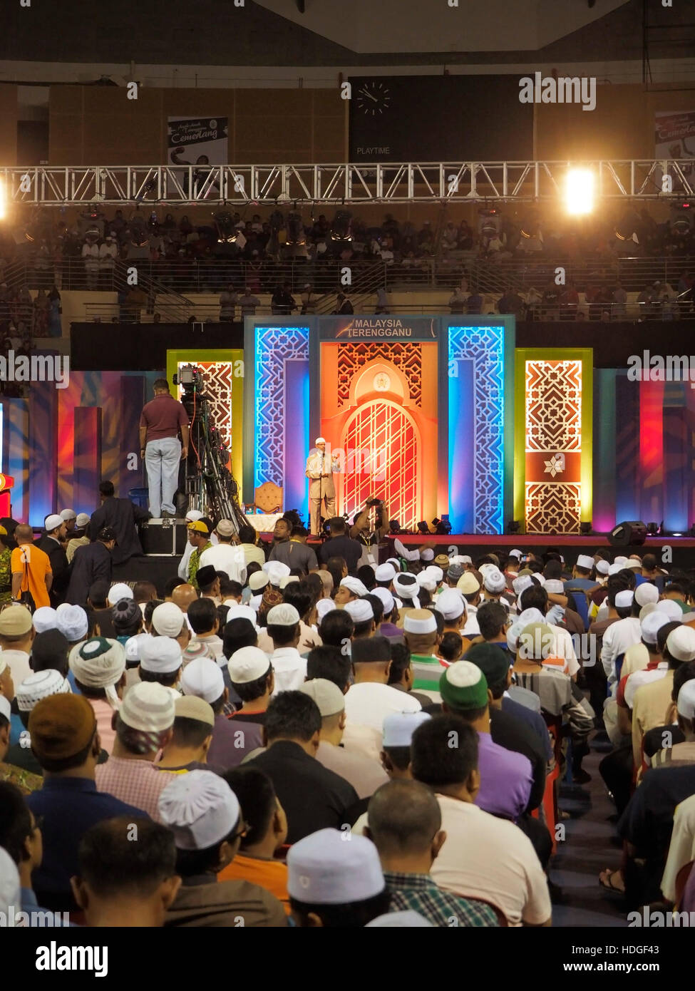 Publikum hören Zakir Naik eine Rede in Kuala Terengganu, Malaysia. Stockfoto