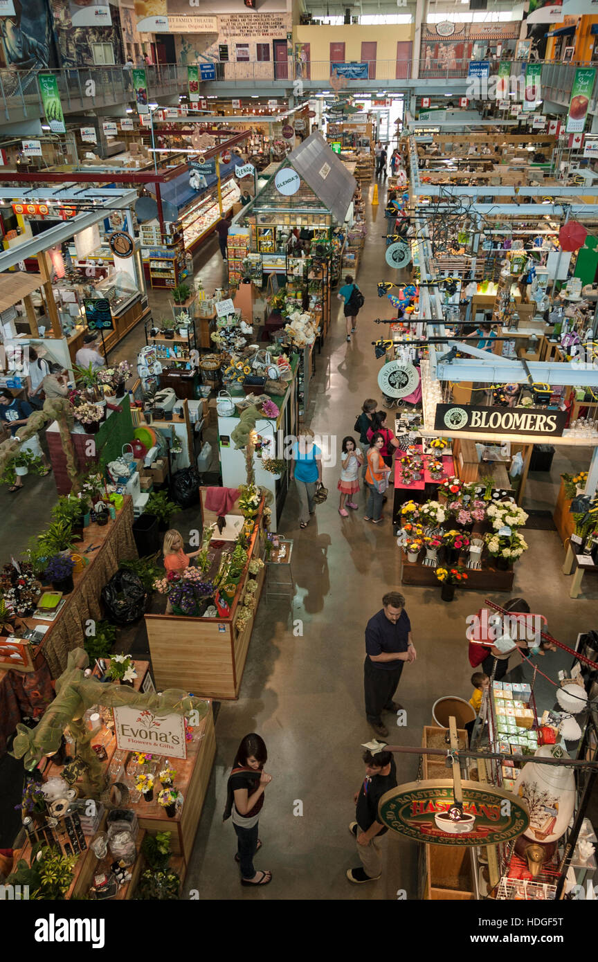 Shopper gehen innen Covent Garden Market in London, Ontario, Kanada, frischen Produkten und Generika kaufen. Stockfoto