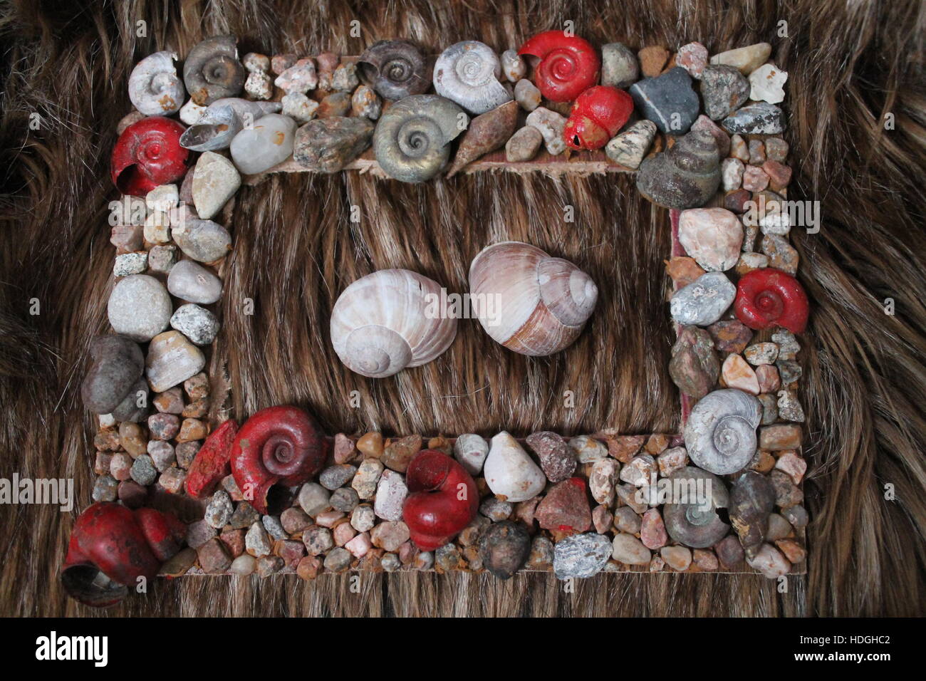 schöner Rahmen für Foto von Kieselsteinen und Helix Schalen schönes Geschenk im Urlaub Stockfoto