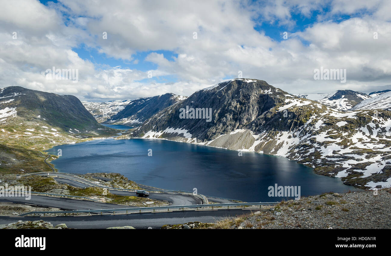 Bergsee und schneebedeckten Felsen am Dalsnibba, Norwegen. Stockfoto
