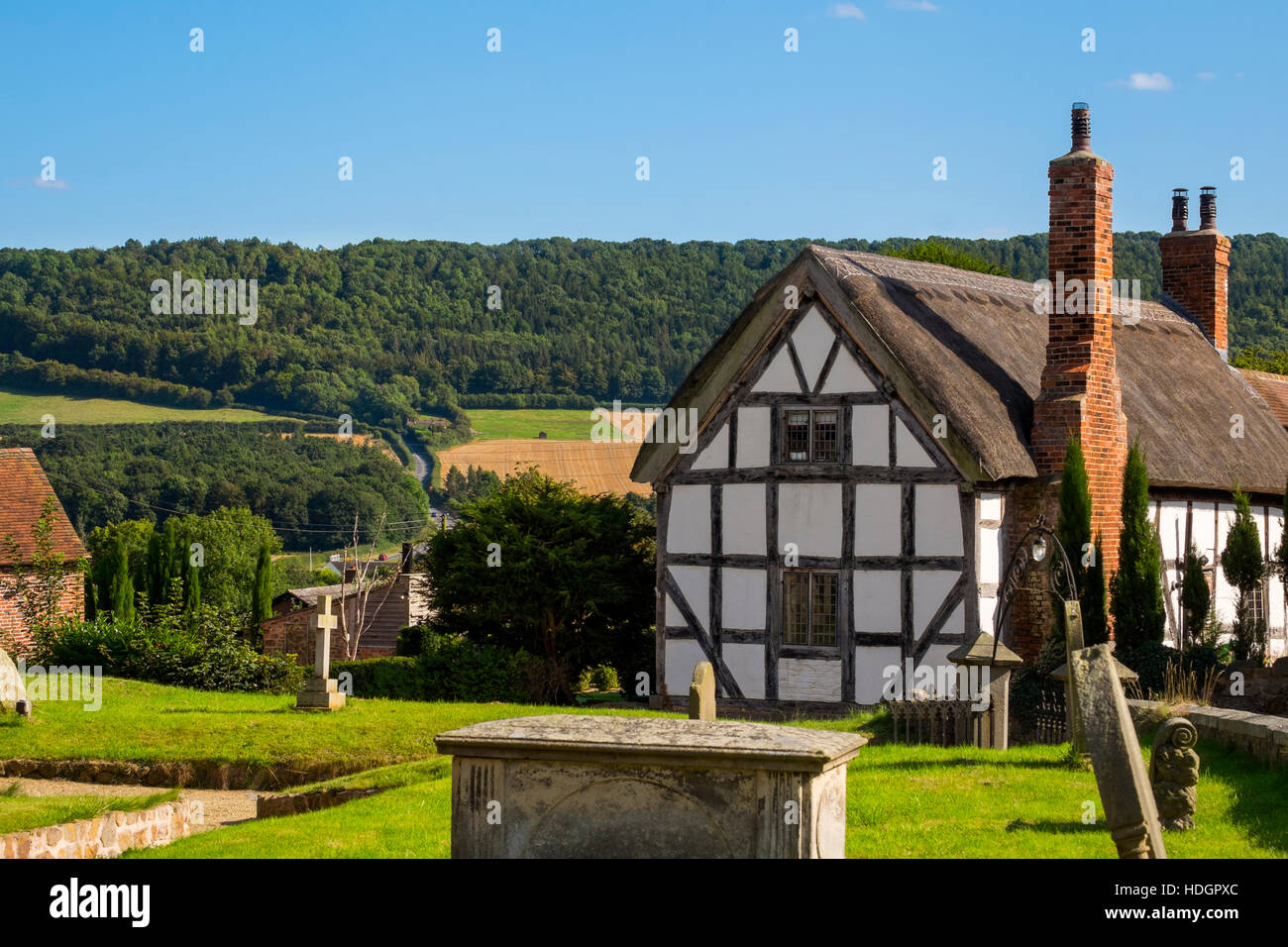 Schwarz / weiß thatched Häuschen am Harley, Shropshire, mit Wenlock Edge in den Hintergrund, England, UK Stockfoto