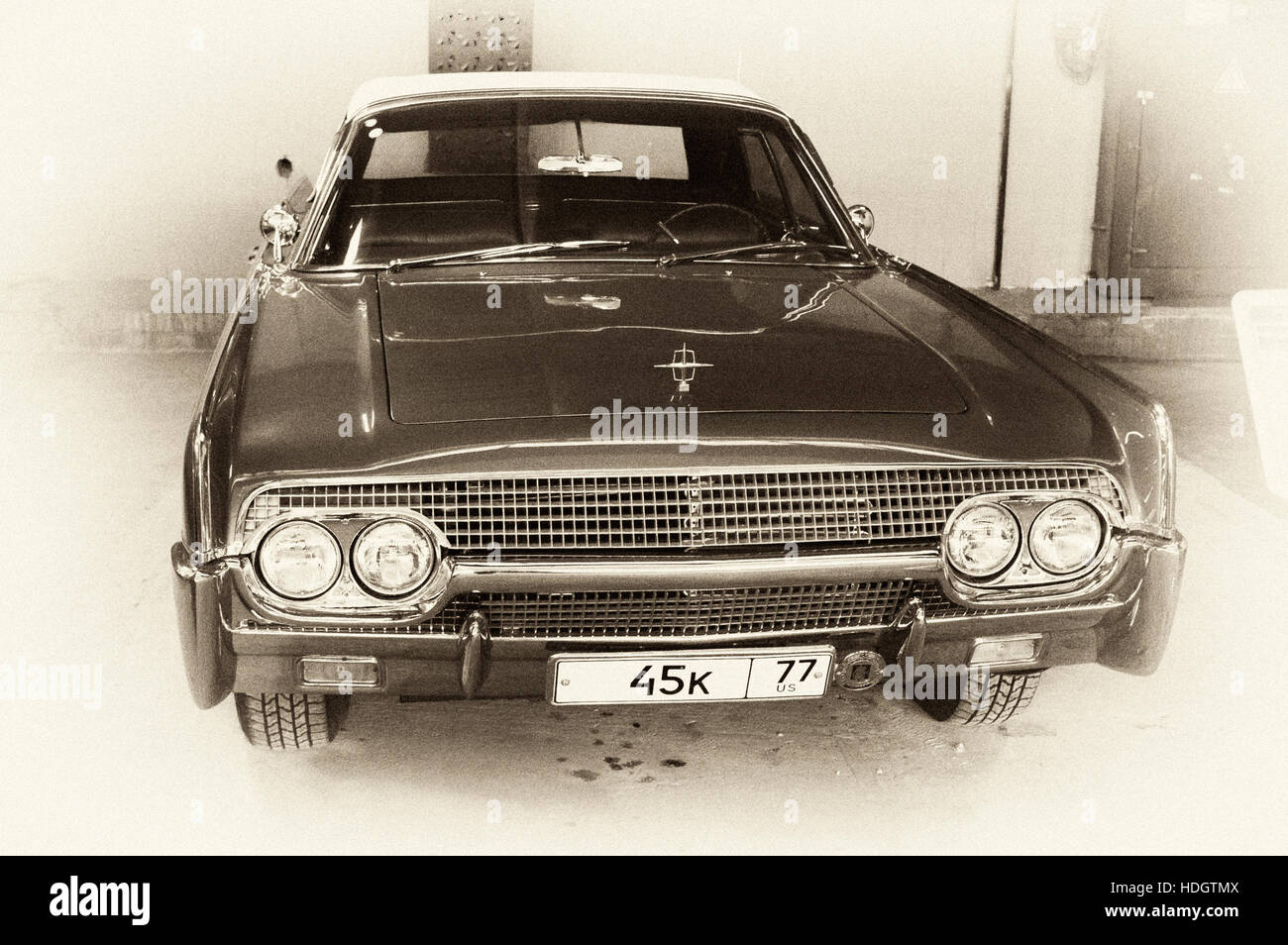 Foto Lincoln Continental, Baujahr 1963, Foto Auto Scheinwerfer, Kühlergrill, 4-türiges Cabriolet Stockfoto