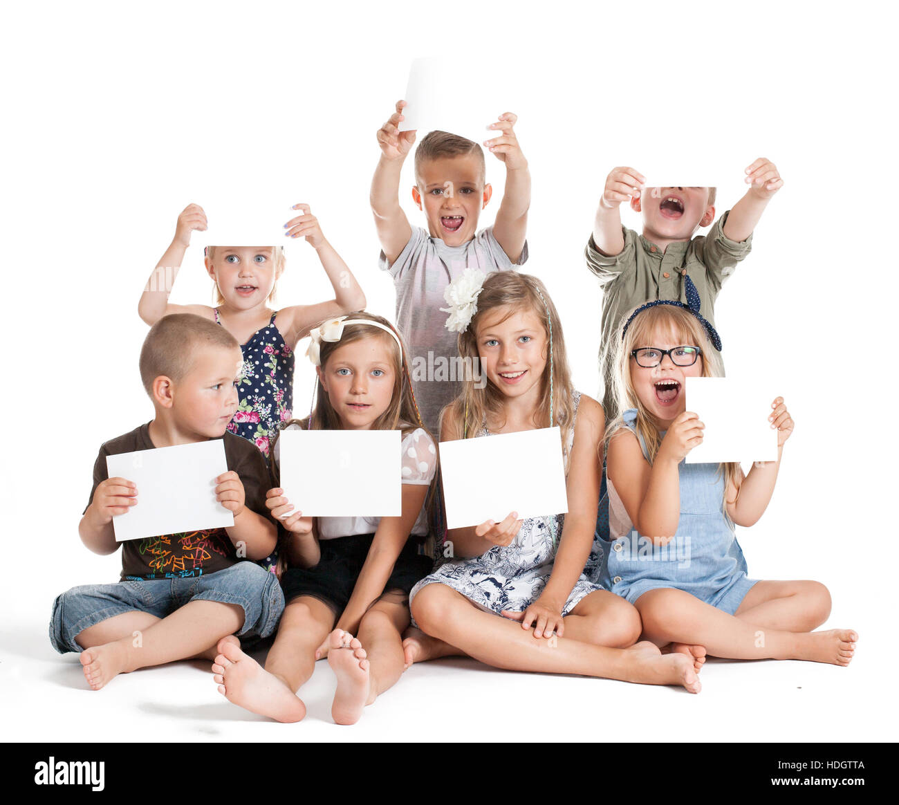eine Gruppe von Kindern hielt weiße Karte Stockfoto