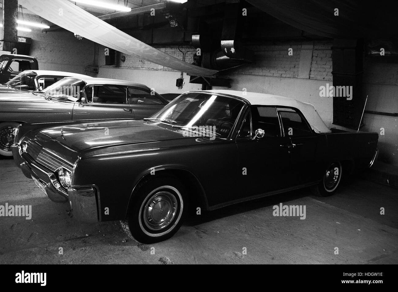 Foto Lincoln Continental, Baujahr 1963, Foto Auto Scheinwerfer, Kühlergrill, 4-türiges Cabriolet Stockfoto